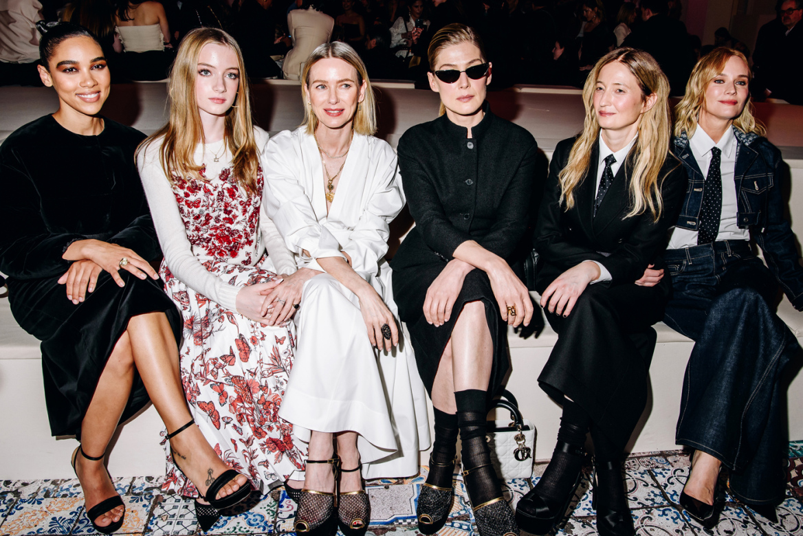 Κάι Σράιμπερ: Το λαμπερό ντεμπούτο στη μόδα και η ανεκτίμητη στήριξη της οικογένειάς της