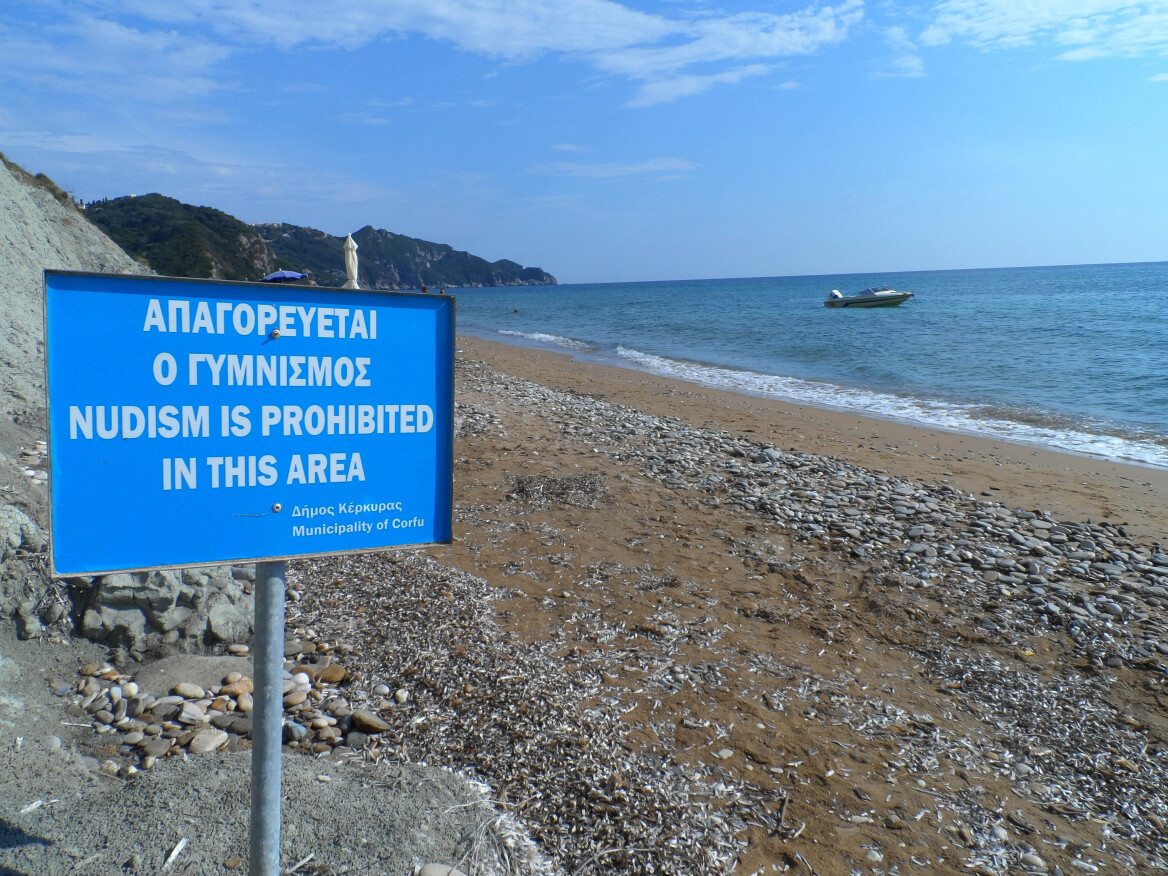 Η επιστροφή των γυμνιστών: Οδηγός για βουτιές ελευθερίας σε όλη τη χώρα, πού θα βρείτε τις παραλίες