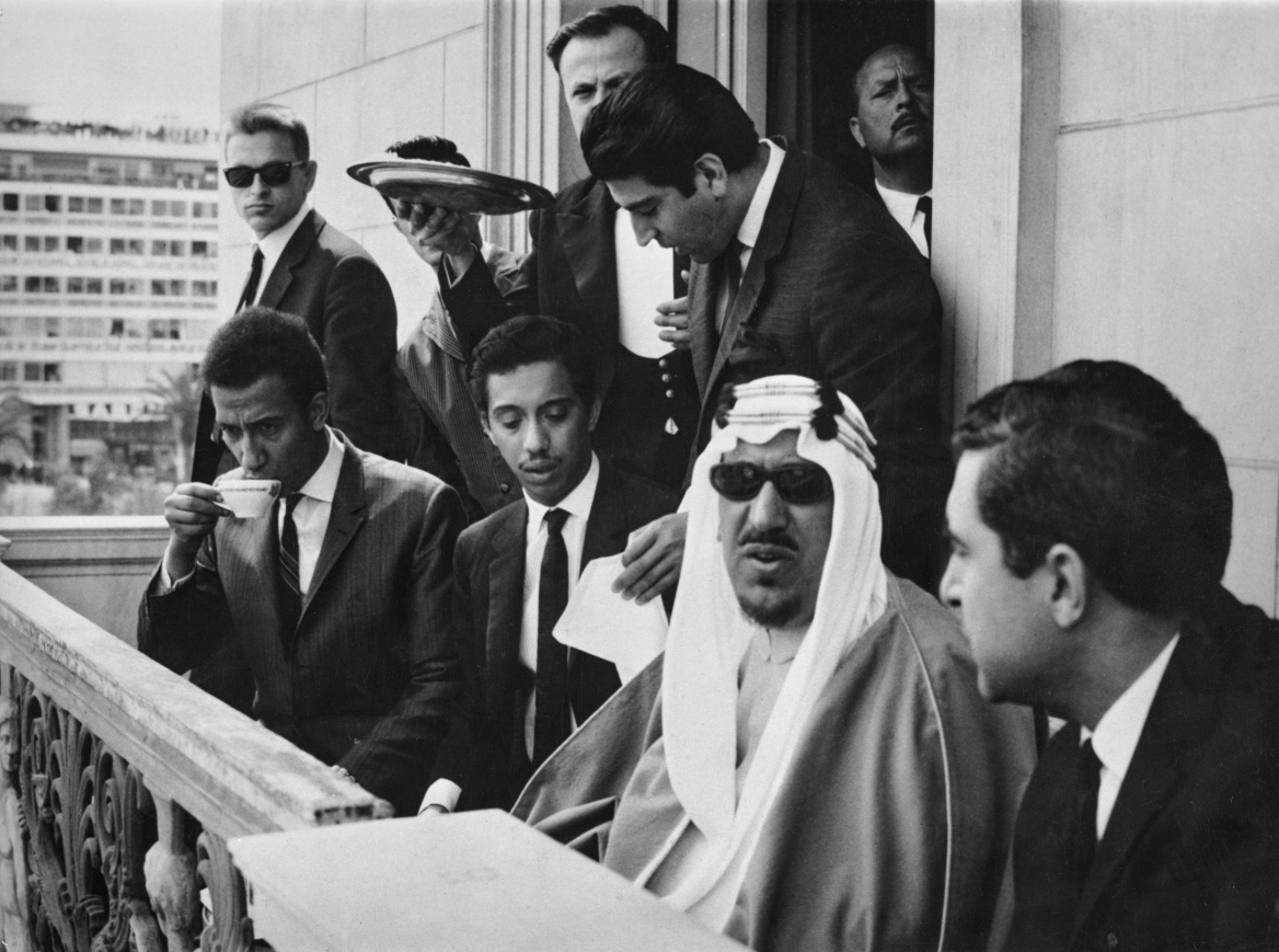 Επάγγελμα σερβιτόρος: Η καθημερινότητα, οι μισθοί και οι δύσκολοι πελάτες