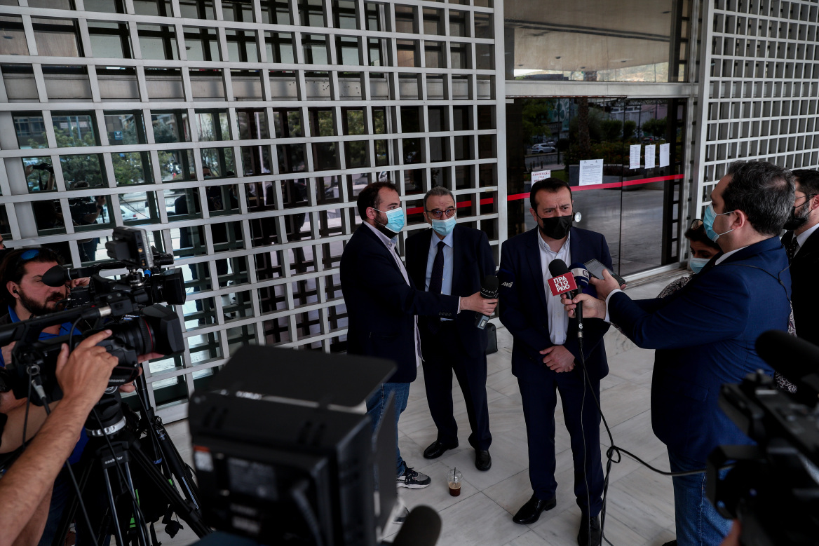 Ο Τσίπρας κράζει Πολάκη, Ζωή, Βαρουφάκη, Παππά, Κασσελάκη, θαυμάζει Προκόπη και (ολίγον) Καμμένο, άφωνος για Καραμανλή 