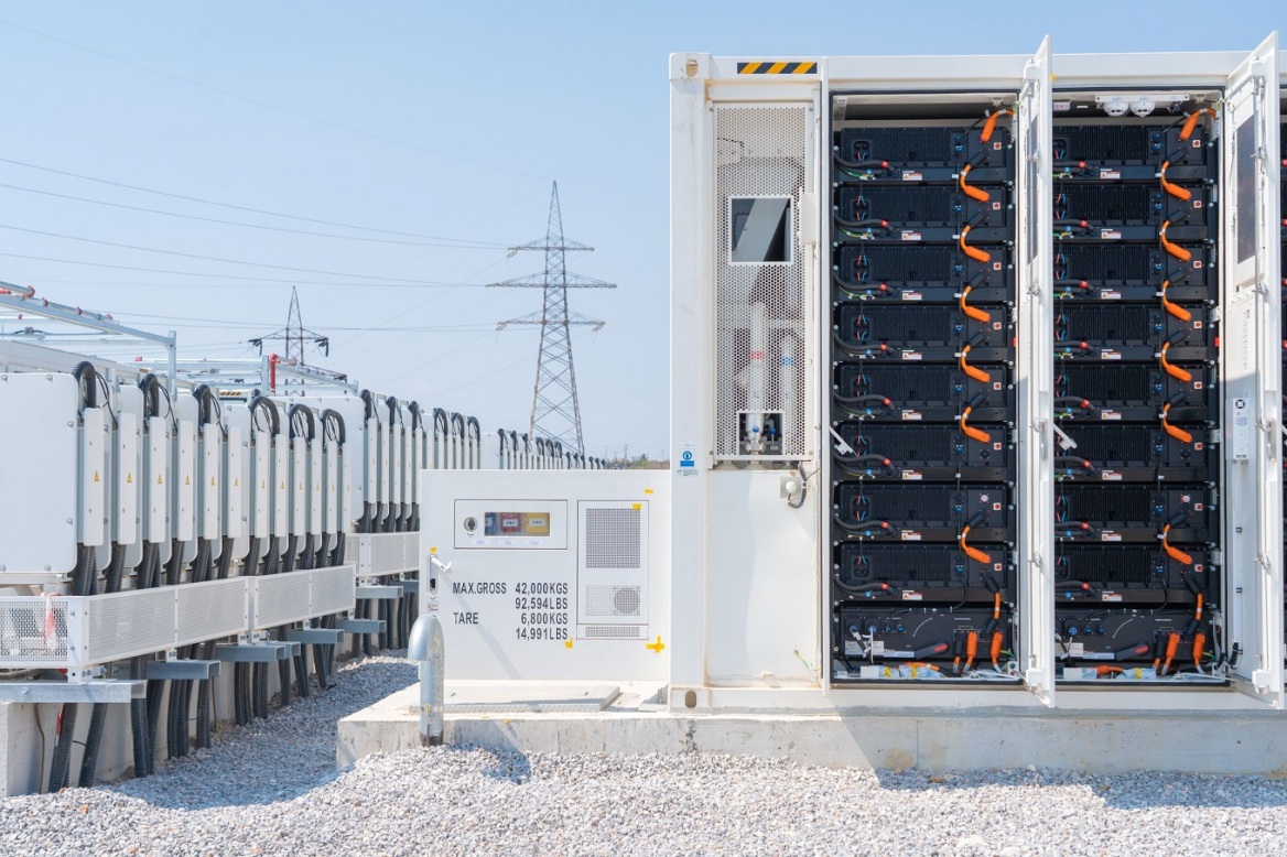 HELLENiQ ENERGY: Σε λειτουργία το πρώτο πάρκο μπαταριών