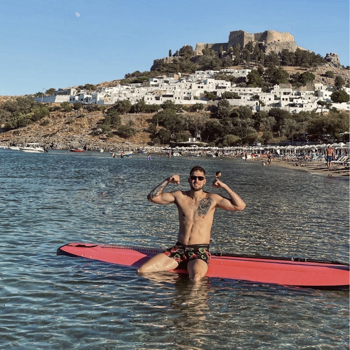 Εθνική μπάσκετ: Με... πιστολέρο Τολιόπουλο στο Παρίσι - Η προσωπική διαδρομή του παίκτη που σκοράρει τρίποντα από τα 10 μέτρα σε 2 δευτερόλεπτα