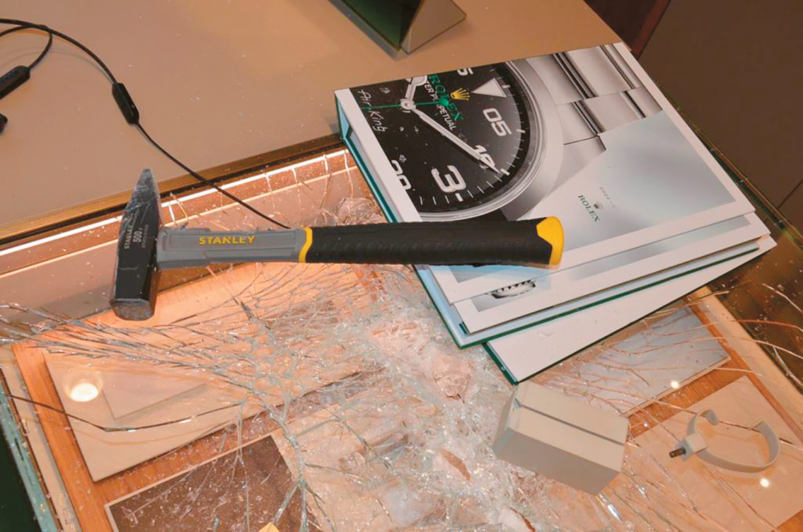 Η Aστυνομία «αγγίζει» τους ληστές της Rolex - Tα τρία λάθη που τους πρόδωσαν