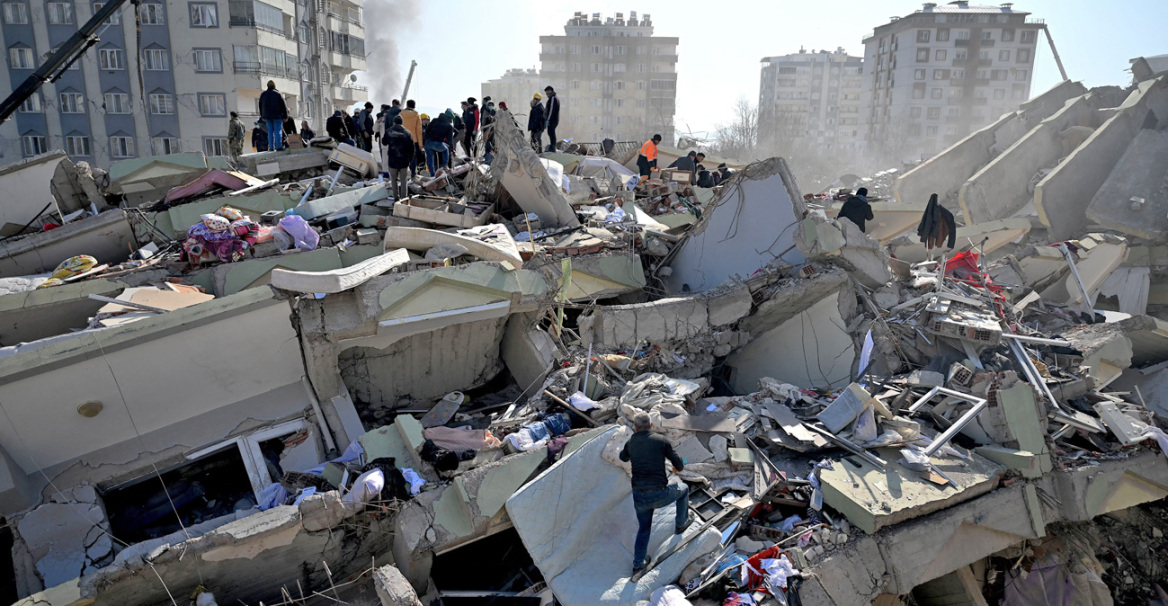 Σεισμός στην Τουρκία: Η τραγωδία μόλις άρχισε - Οργή κατά Ερντογάν για τους «φιλικούς εργολάβους»