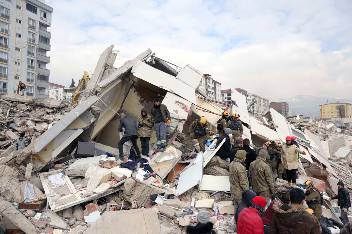 Σεισμός στην Τουρκία: Η τραγωδία μόλις άρχισε - Οργή κατά Ερντογάν για τους «φιλικούς εργολάβους»