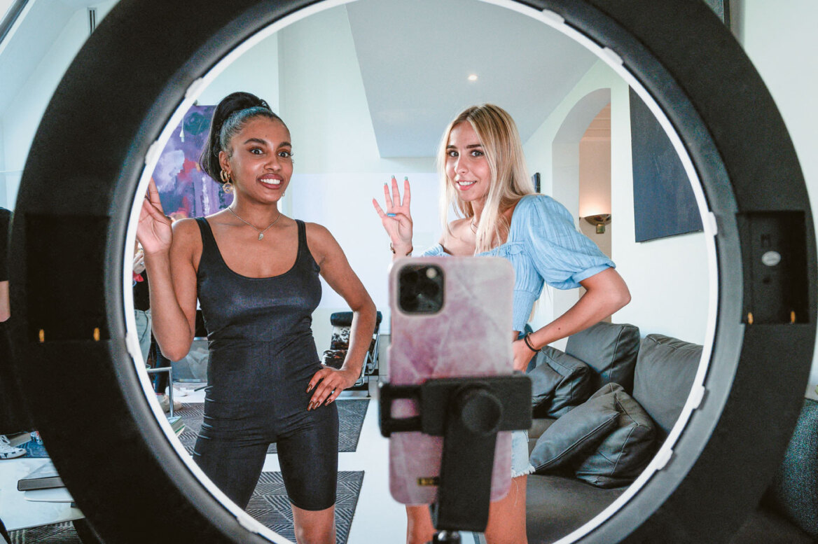 TikTok: Γιατί σαρώνει με 1,53 δισ. χρήστες και «τρομοκρατεί» Ε.E. και ΗΠΑ