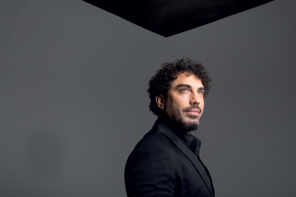 Ιάκωβος Γκόγκουα: Λάτιν, ομορφιά και ταξίδια