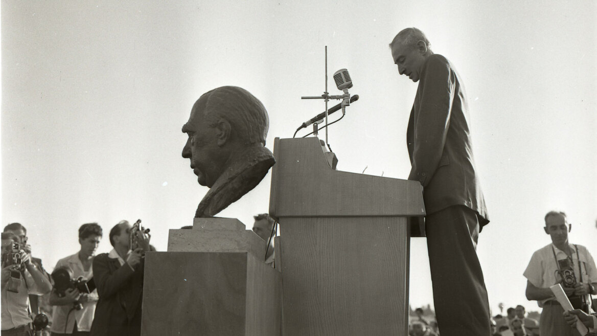 Ποιος ήταν ο «πατέρας» της ατομικής βόμβας - Η ιστορία του Ρόμπερτ Οπενχάιμερ