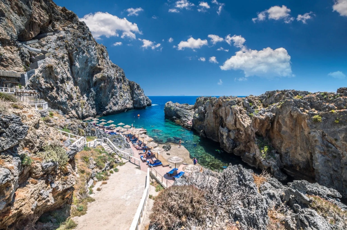 Επτά φυσικές πισίνες στα ελληνικά νησιά - Απόκοσμα τοπία, υπέροχα νερά, μαγευτικά χρώματα