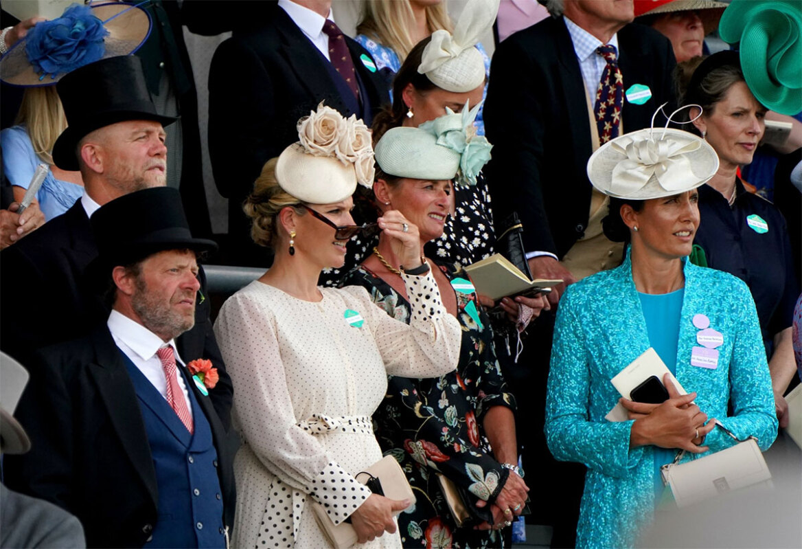 Ενωμένα πόδια, χειροφίλημα, ποτέ στο ίδιο αεροπλάνο: Το βασιλικό πρωτόκολλο για κάθε περίσταση