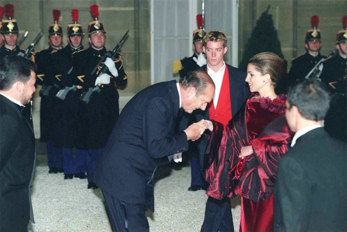 Ενωμένα πόδια, χειροφίλημα, ποτέ στο ίδιο αεροπλάνο: Το βασιλικό πρωτόκολλο για κάθε περίσταση