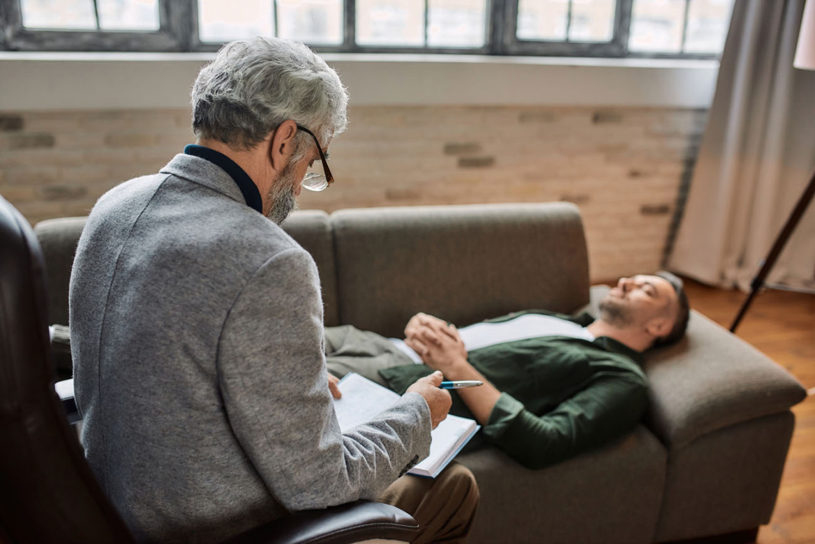 Οι ψυχολόγοι πλουτίζουν και η ψυχοθεραπεία έγινε της «μόδας»: Όμως, πόσο καλό μας κάνει τελικά;