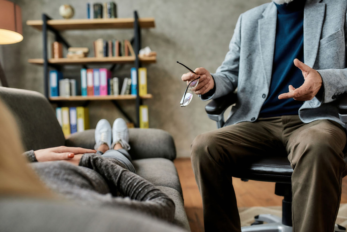 Οι ψυχολόγοι πλουτίζουν και η ψυχοθεραπεία έγινε της «μόδας»: Όμως, πόσο καλό μας κάνει τελικά;