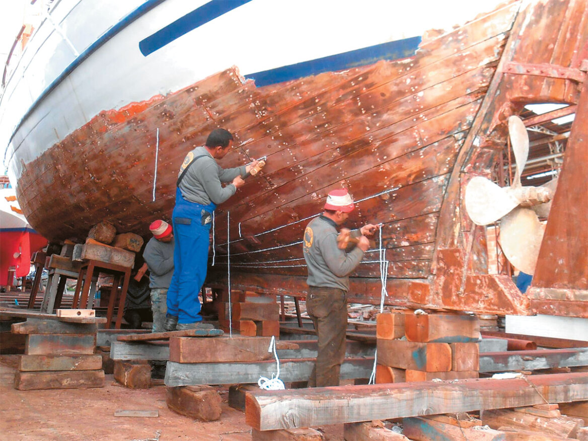 Η ιστορία των καρνάγιων: Ο ναυπηγός που σώζει τα ελληνικά ξύλινα σκαριά