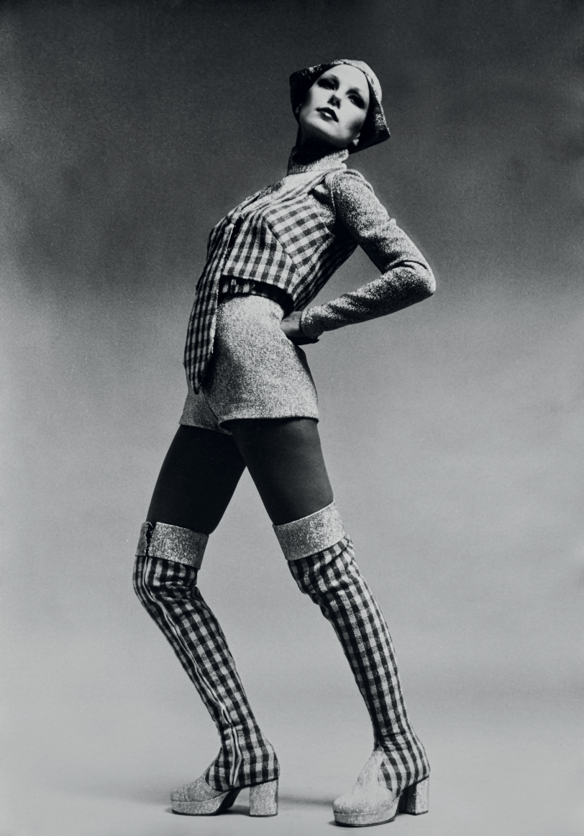 Della Rounick: Συνδυάζει αριστοτεχνικά ζωγραφική και μόδα