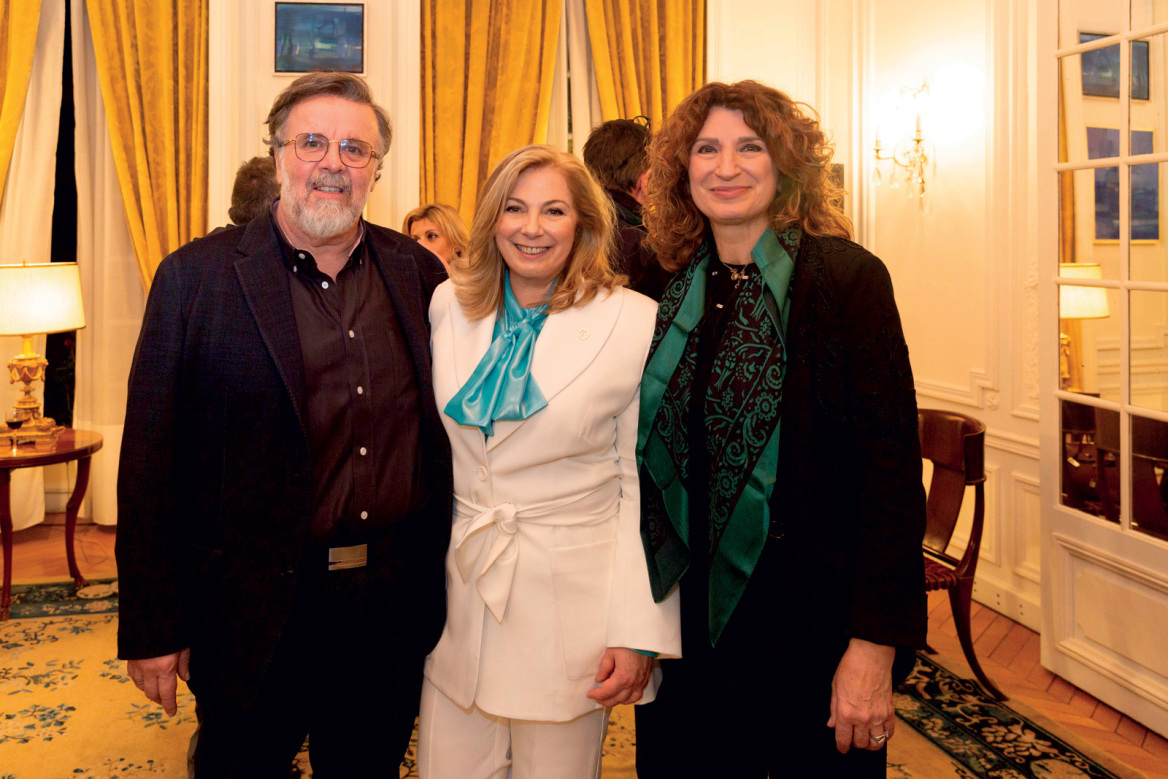 Παρίσι-Αθήνα ένα τραπέζι δρόμος για την Ντίνα Νικολάου  