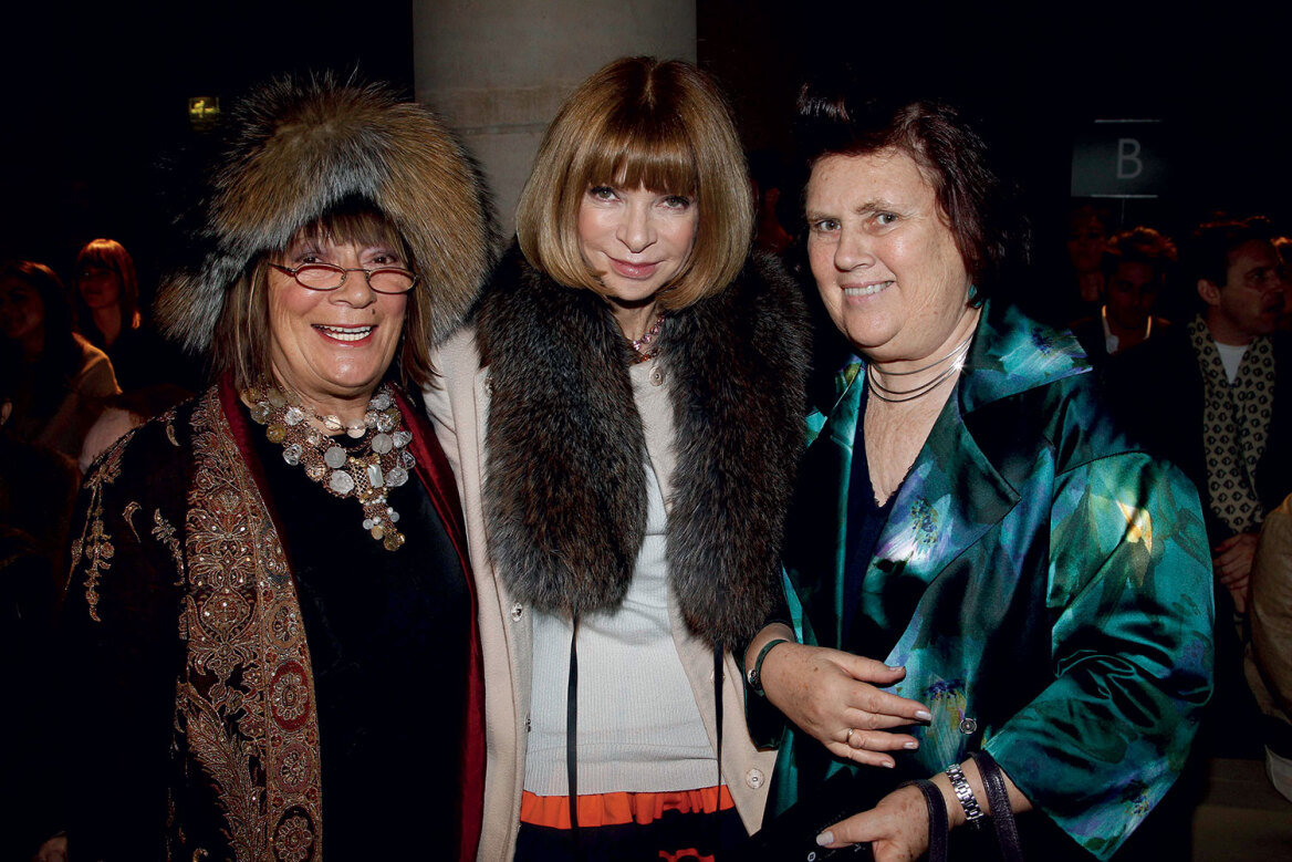 Menkes: Η καυστική πένα της μόδας