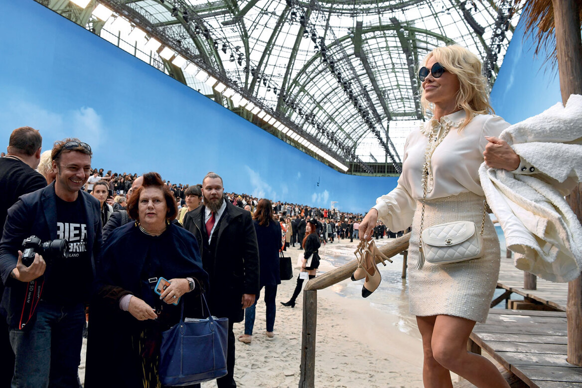 Menkes: Η καυστική πένα της μόδας