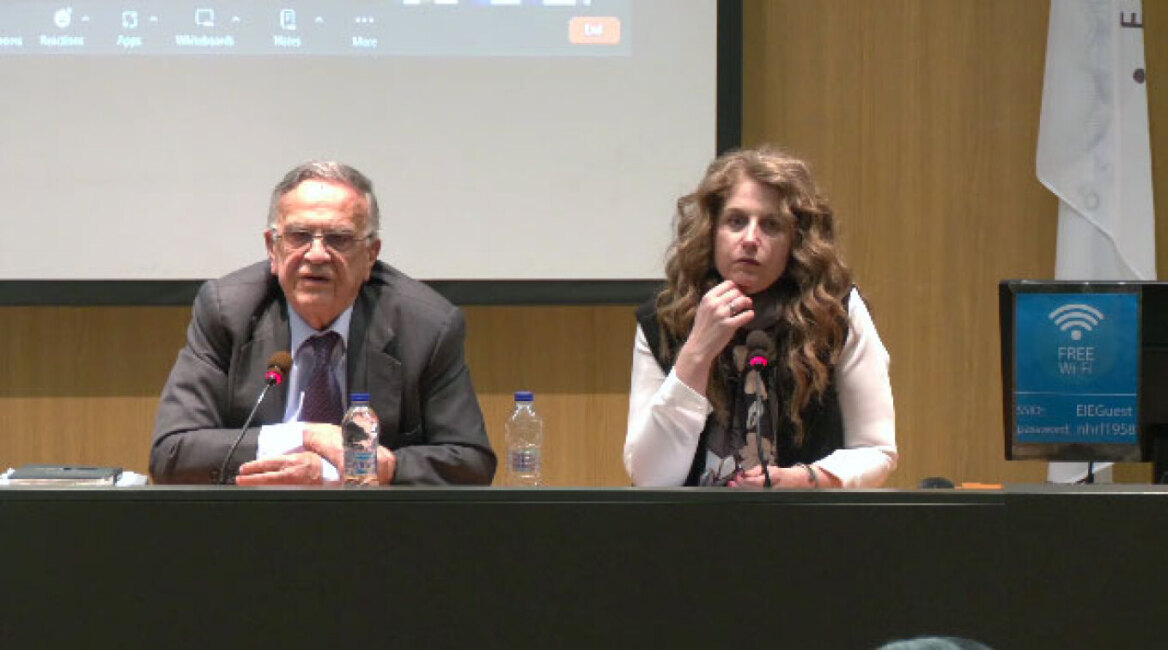 Καρύταινα: Ο καθηγητής Θεοδόσης Τάσιος «γκρεμίζει» την επικίνδυνη γέφυρα του Αλφειού  (video και εικόνες)