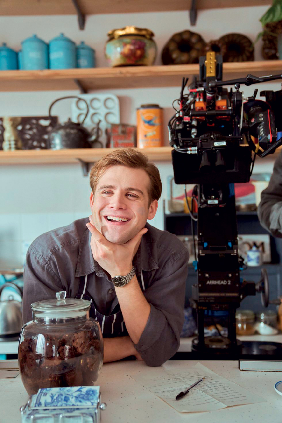 Λίο Γούνταλ: Ο «Μπραντ Πιτ της Αγγλίας» κάνει θραύση στο Netflix