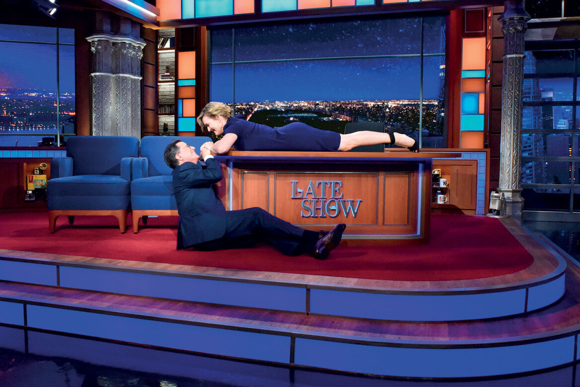 Κέιτ Γουίνσλετ: H νέα της ηρωίδα μοιάζει ξεκαρδιστικά πανούργα και ανατριχιαστικά επίκαιρη