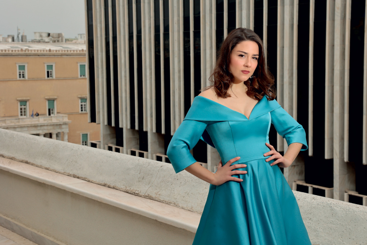 Χριστίνα Σαμαρά: Το πλούσιο βιογραφικό, οι συνεργασίες και το νέο της τραγούδι