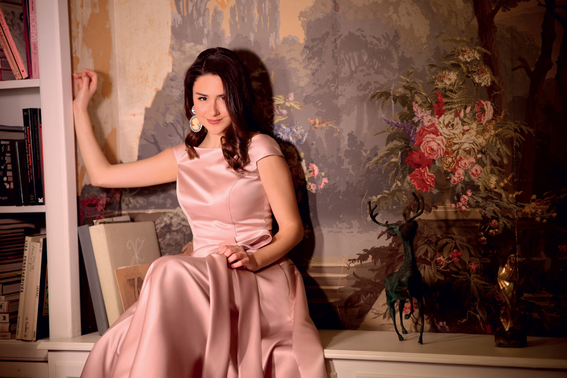 Χριστίνα Σαμαρά: Το πλούσιο βιογραφικό, οι συνεργασίες και το νέο της τραγούδι