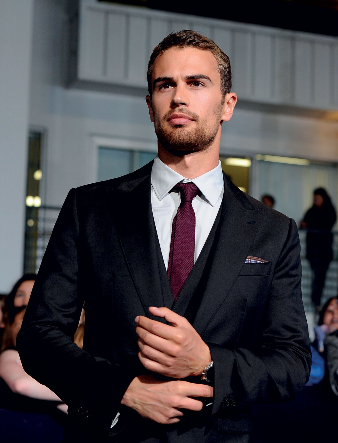 Τέο Τζέιμς, o Έλληνας θεός του Netflix - «Αν έπαιρνα τον ρόλο του Μποντ, θα με φώναζαν Μποντόπουλο»