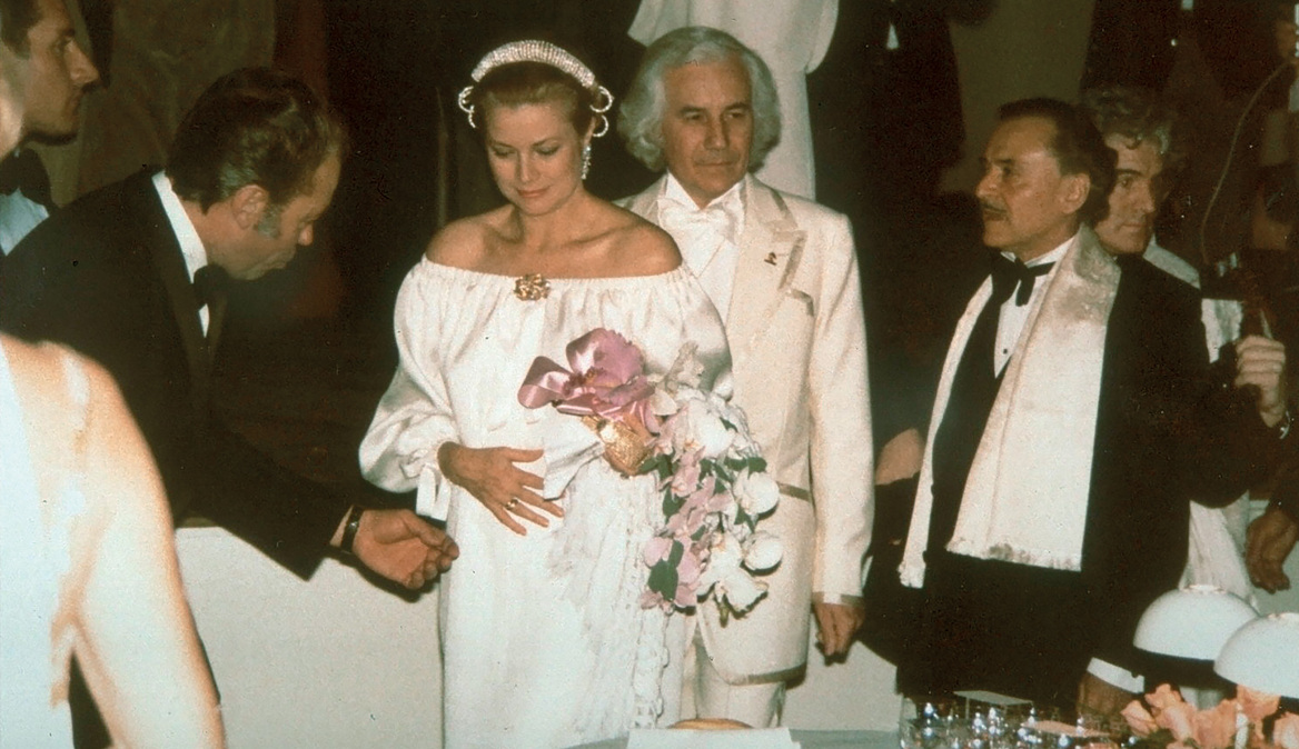 Alexandre de Paris: Ο κομμωτής που επιμελήθηκε τα χτενίσματα της Ελίζαμπεθ Τέιλορ και της Όντρεϊ Χέπμπορν