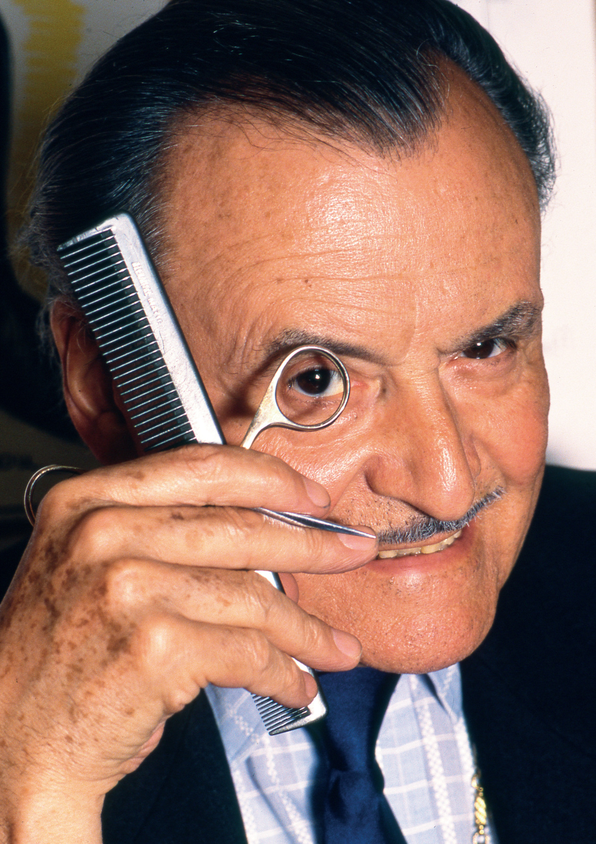 Alexandre de Paris: Ο κομμωτής που επιμελήθηκε τα χτενίσματα της Ελίζαμπεθ Τέιλορ και της Όντρεϊ Χέπμπορν