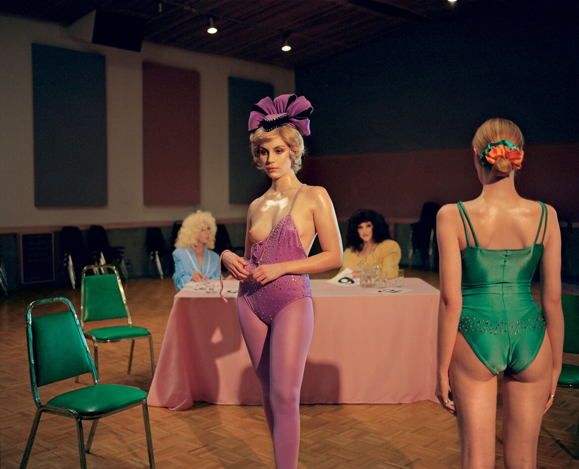 Ποια είναι η Nadia Lee Cohen που ορκίζονται στο όνομά της τα μεγαλύτερα fashion brands