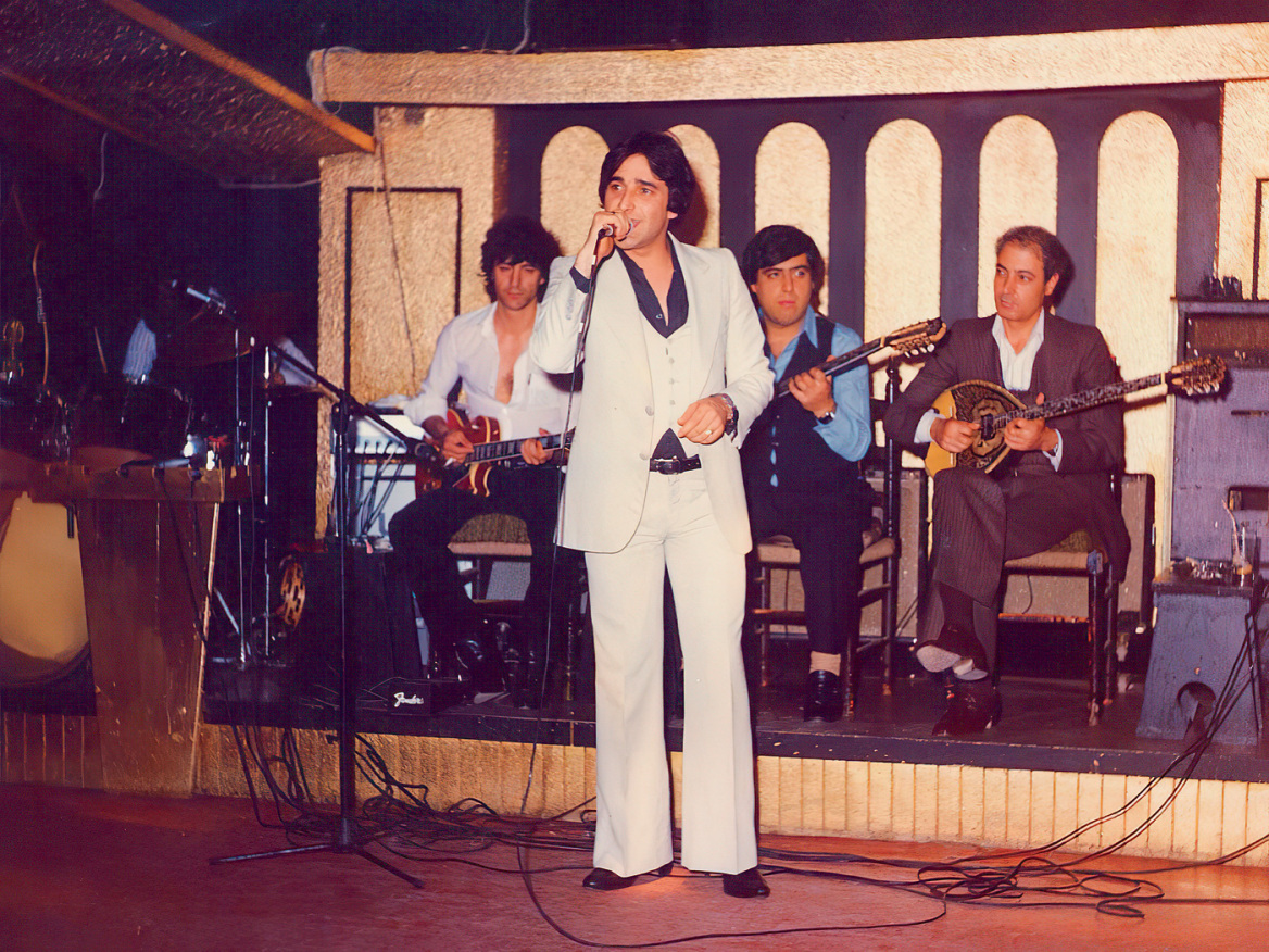 Η βιογραφία του Βασίλη Καρρά: Η απαγωγή στον δρόμο για το πανηγύρι, το σπίτι που χάθηκε στα ζάρια, η γνωριμία με τον Εθνάρχη