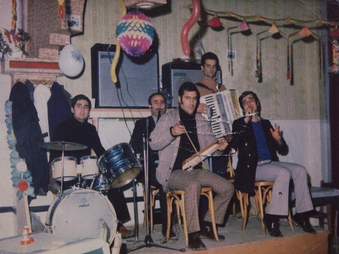 Η βιογραφία του Βασίλη Καρρά: Η απαγωγή στον δρόμο για το πανηγύρι, το σπίτι που χάθηκε στα ζάρια, η γνωριμία με τον Εθνάρχη