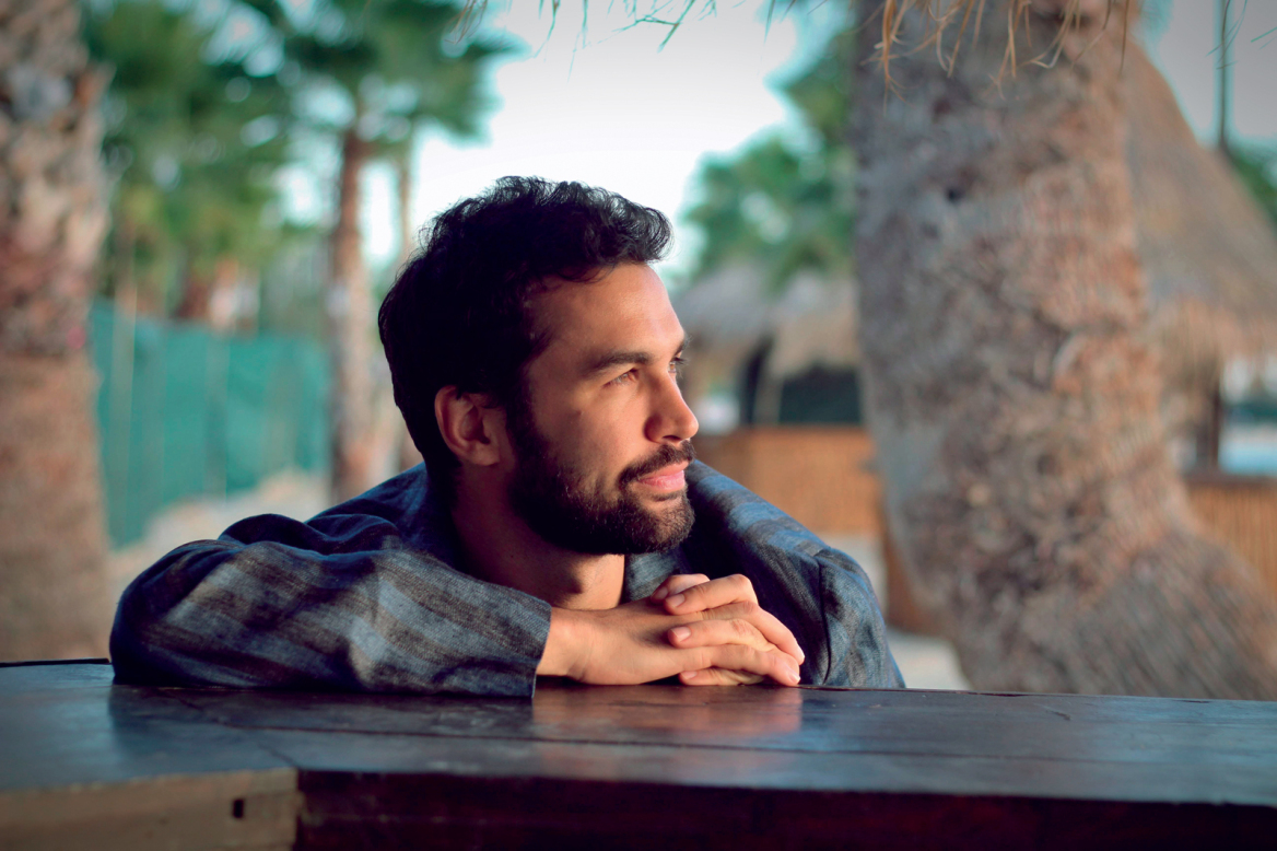 Κωνσταντίνος Μουσούλης: Ο γιος της Αγγελικής Νικολούλη συστήνεται μέσα από ένα νουάρ μυθιστόρημα επιστημονικής φαντασίας