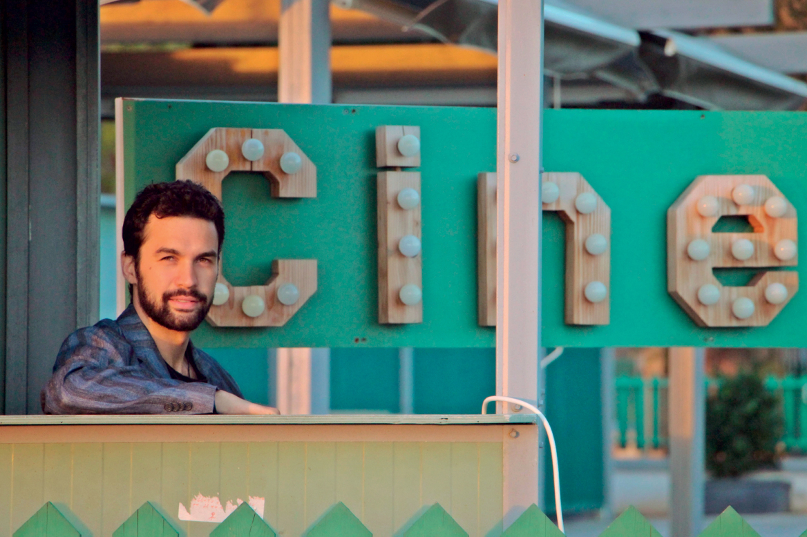 Κωνσταντίνος Μουσούλης: Ο γιος της Αγγελικής Νικολούλη συστήνεται μέσα από ένα νουάρ μυθιστόρημα επιστημονικής φαντασίας