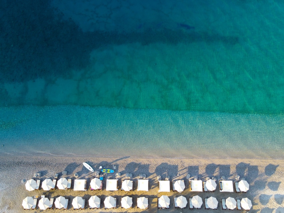Το all day beach bar που πρέπει να επισκεφτείς στην Καλαμάτα