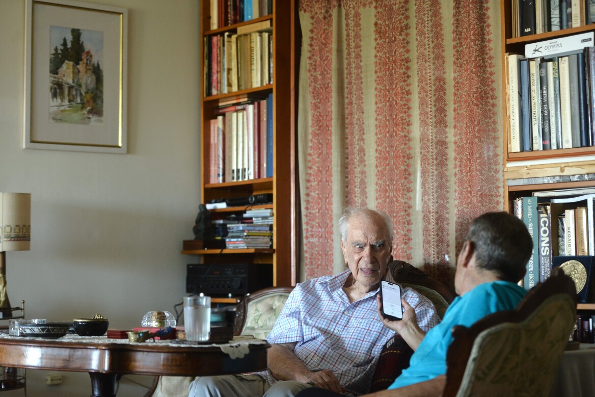 Χρήστος Γιανναράς στον Δανίκα: «Η Τεχνητή Νοημοσύνη είναι το τέλος της ανθρωπότητας»