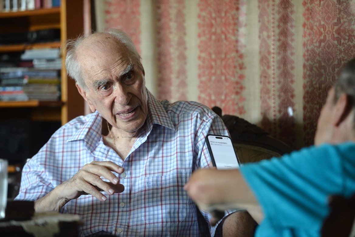 Χρήστος Γιανναράς στον Δανίκα: «Η Τεχνητή Νοημοσύνη είναι το τέλος της ανθρωπότητας»