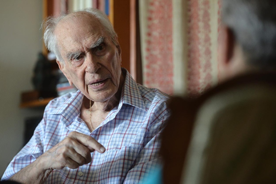 Χρήστος Γιανναράς στον Δανίκα: «Η Τεχνητή Νοημοσύνη είναι το τέλος της ανθρωπότητας»