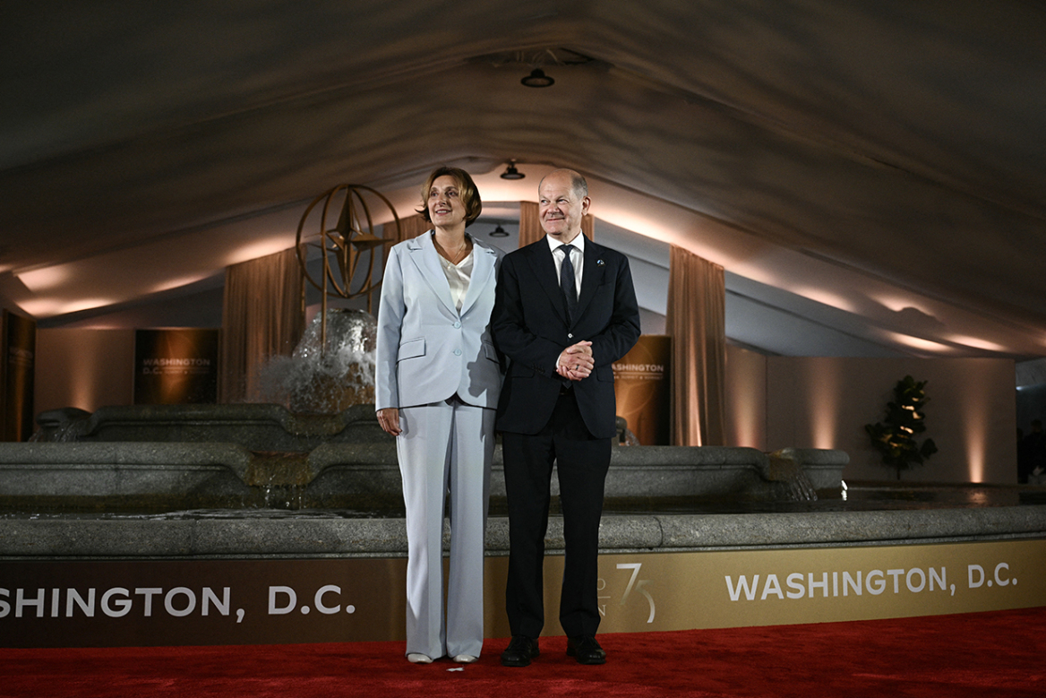 Σύνοδος ΝΑΤΟ: Οι Πρώτες Κυρίες και οι Πρώτοι Κύριοι που συνοδεύουν τους ηγέτες - Δείτε φωτογραφίες