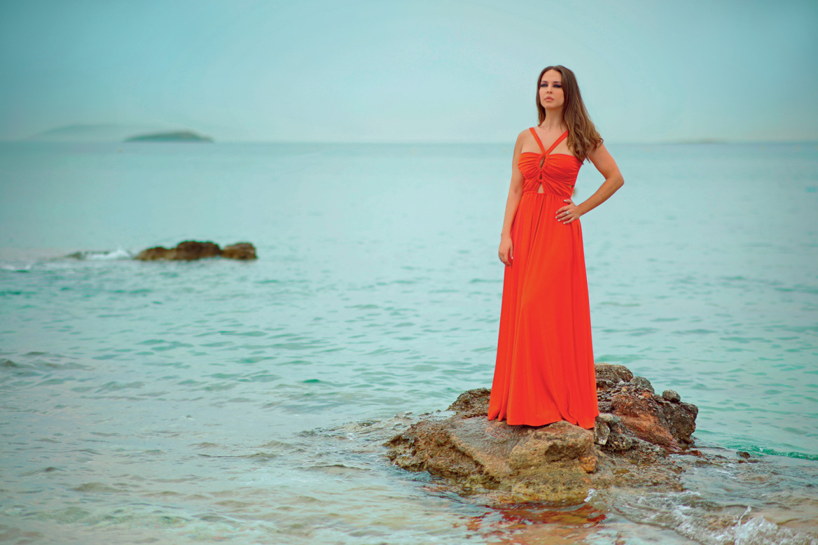 Χριστίνα Μάνη, η ταλαντούχα μουσικός που θυμίζει Μπελούτσι 