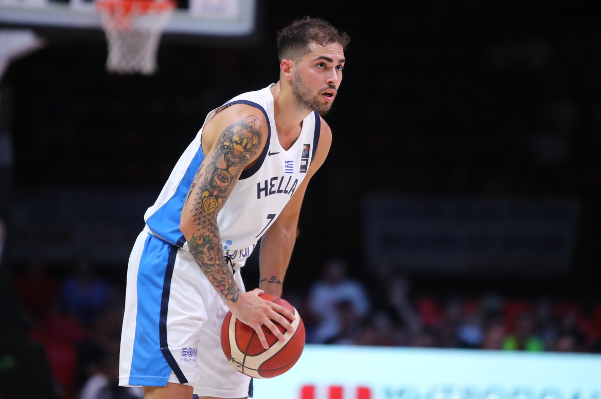 Εθνική μπάσκετ: Με... πιστολέρο Τολιόπουλο στο Παρίσι - Η προσωπική διαδρομή του παίκτη που σκοράρει τρίποντα από τα 10 μέτρα σε 2 δευτερόλεπτα