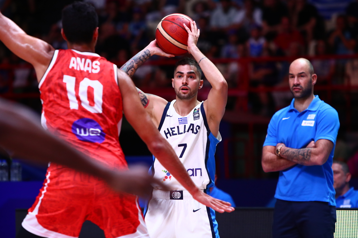 Εθνική μπάσκετ: Με... πιστολέρο Τολιόπουλο στο Παρίσι - Η προσωπική διαδρομή του παίκτη που σκοράρει τρίποντα από τα 10 μέτρα σε 2 δευτερόλεπτα