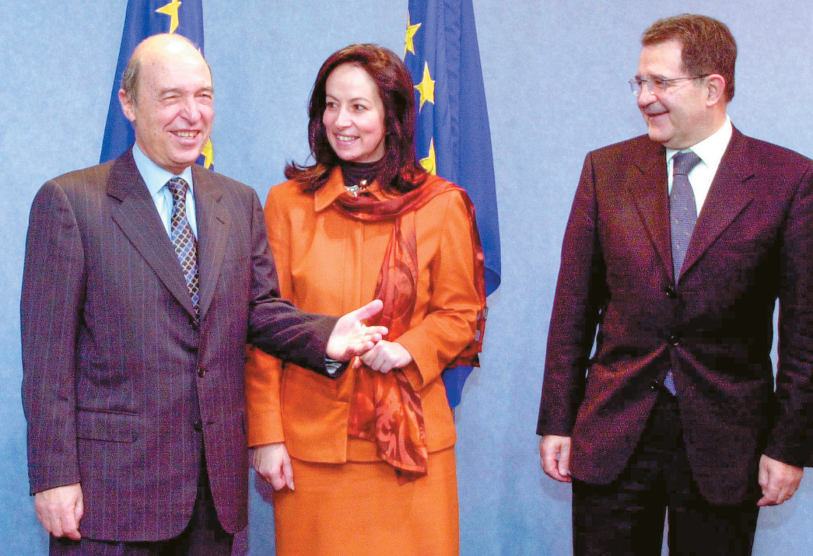 Αννα Διαμαντοπούλου: H φιλόδοξη οδηγός ενός πράσινου 2CV