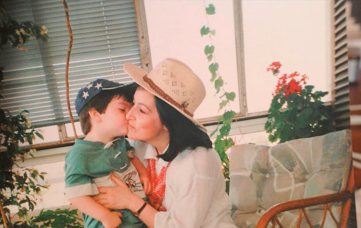 Αννα Διαμαντοπούλου: H φιλόδοξη οδηγός ενός πράσινου 2CV