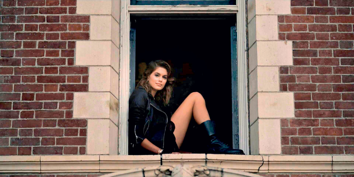 H Kaia Gerber στον δρόμο που χάραξε η Cindy Crawford