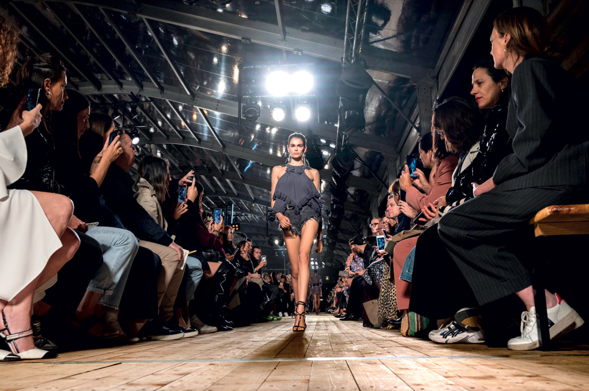 H Kaia Gerber στον δρόμο που χάραξε η Cindy Crawford