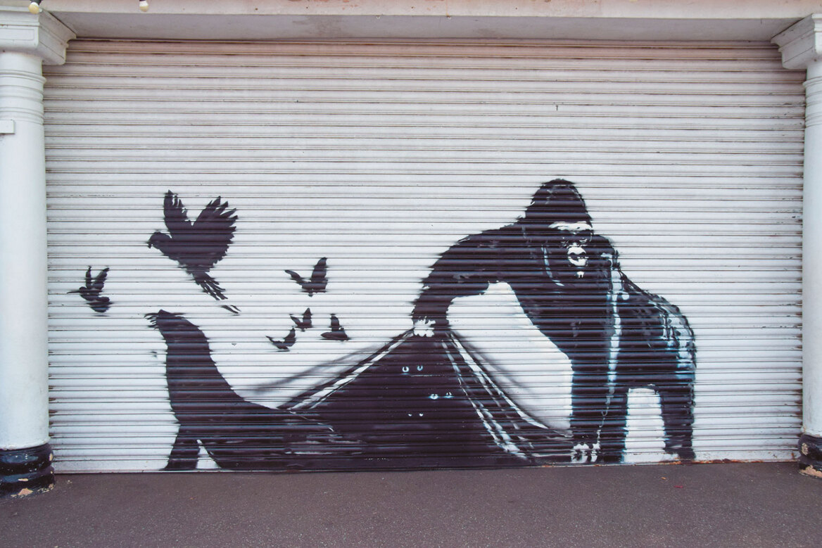 Banksy: Κανείς δεν ξέρει τον graffiti artist που τρέλανε το Λονδίνο... εκτός από τον Έλληνα μάνατζέρ του