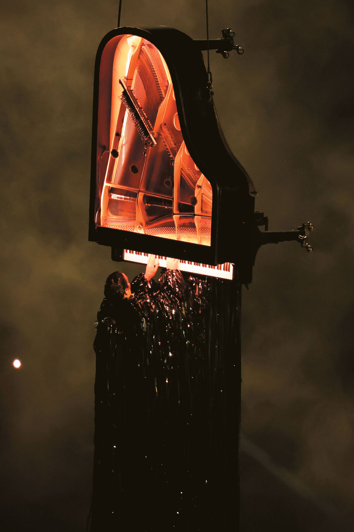 Δύο Έλληνες πίσω από τη σημαία στην τελετή λήξης των Ολυμπιακών