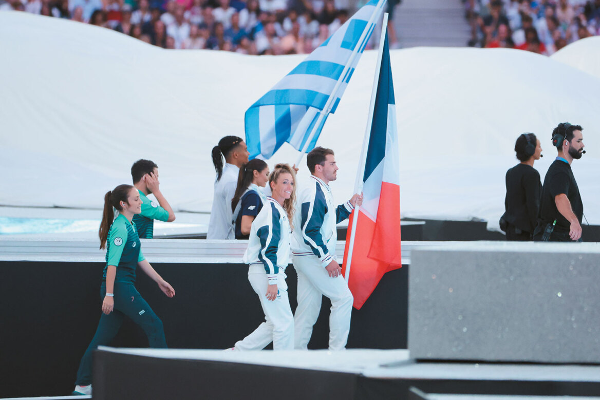 Δύο Έλληνες πίσω από τη σημαία στην τελετή λήξης των Ολυμπιακών